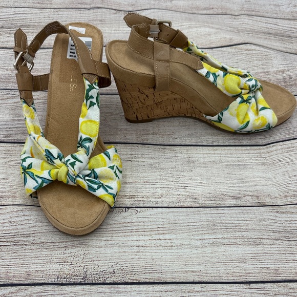 AEROSOLES Lemon Print Tan Wedges - Picture 1 of 4